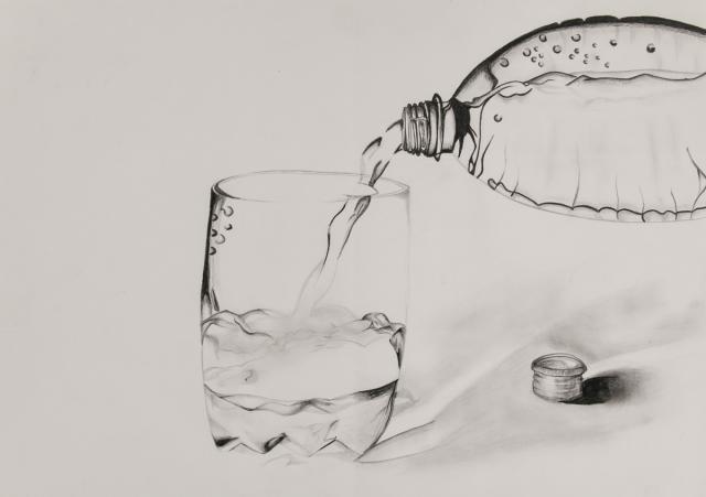 Trinkglas und Wasserflasche