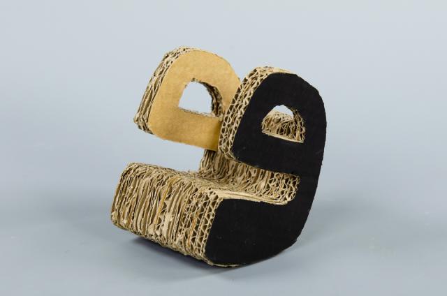 Design einer Sitzgelegenheit - Buchstabenstuhl