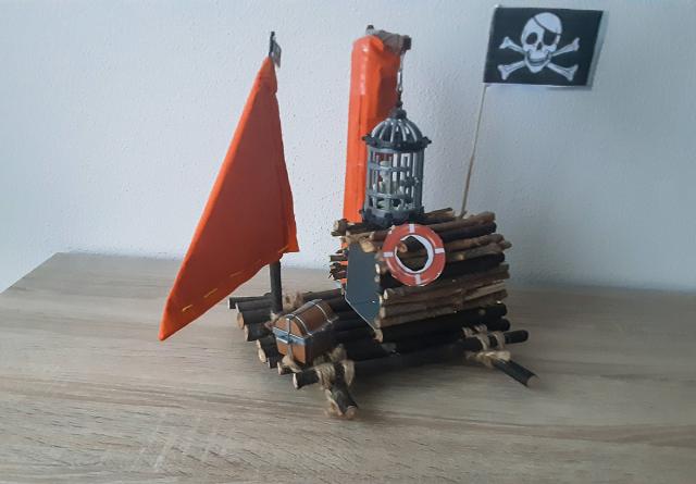 Fluss – Pirat mit Floß