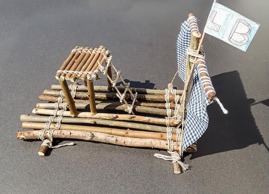 Fluss – Pirat mit Floß