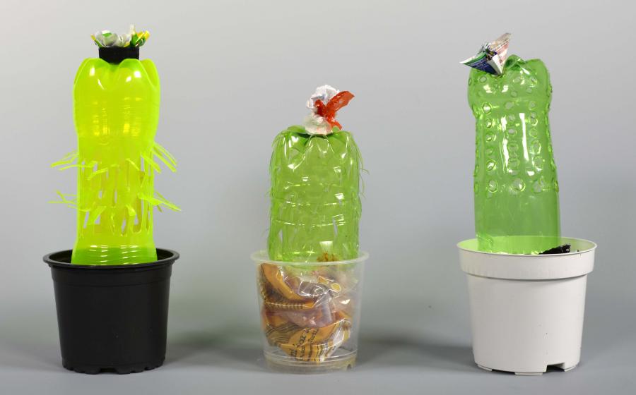 Kaktus aus Plastikmüll